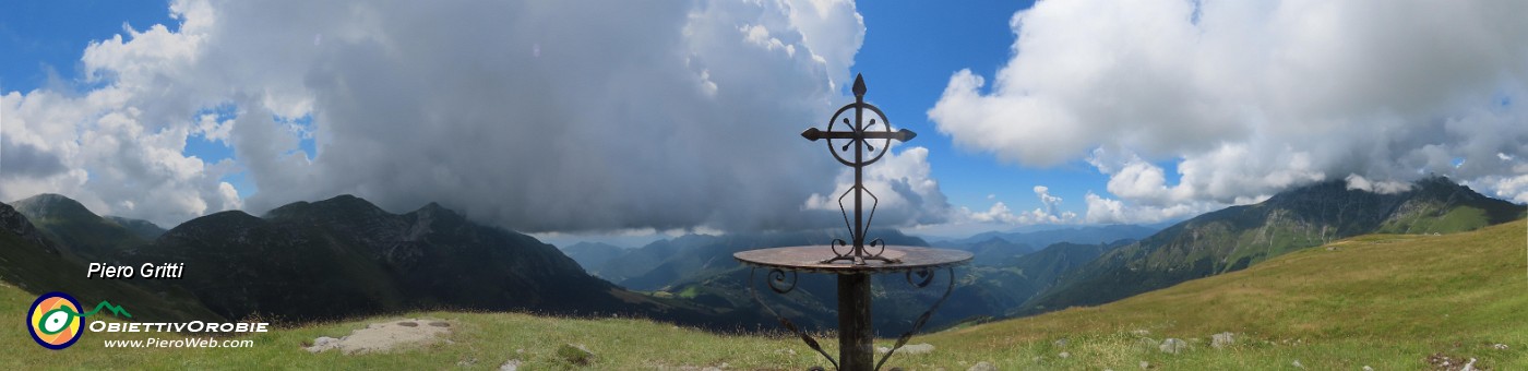 57 Dall'altare di Capanna 2000 nuvoloni sulle cime  .jpg
